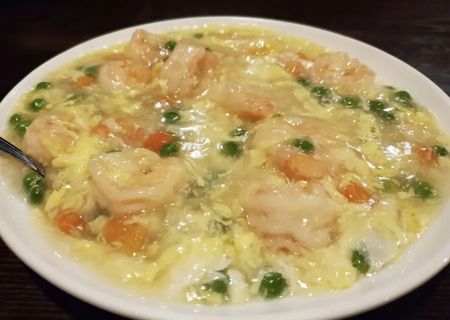 Shrimp with lobster sauce, peas and carrots